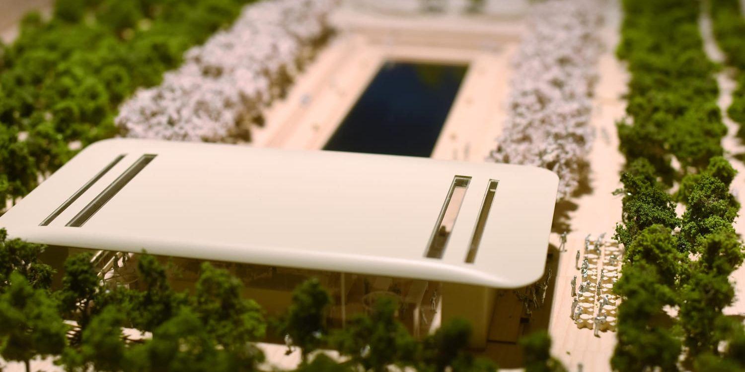 En modell av hur Kungsträdgården var tänkt att se ut med Apples stora affär närmast Hamngatan, som går ungefär längs bildens nederkant. Fotot är från en utställning 2016.