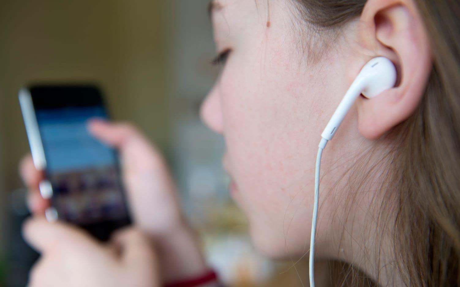 Fler lyssnar på lugn musik och meditationspoddar när social distansering krävs. Arkivbild. 