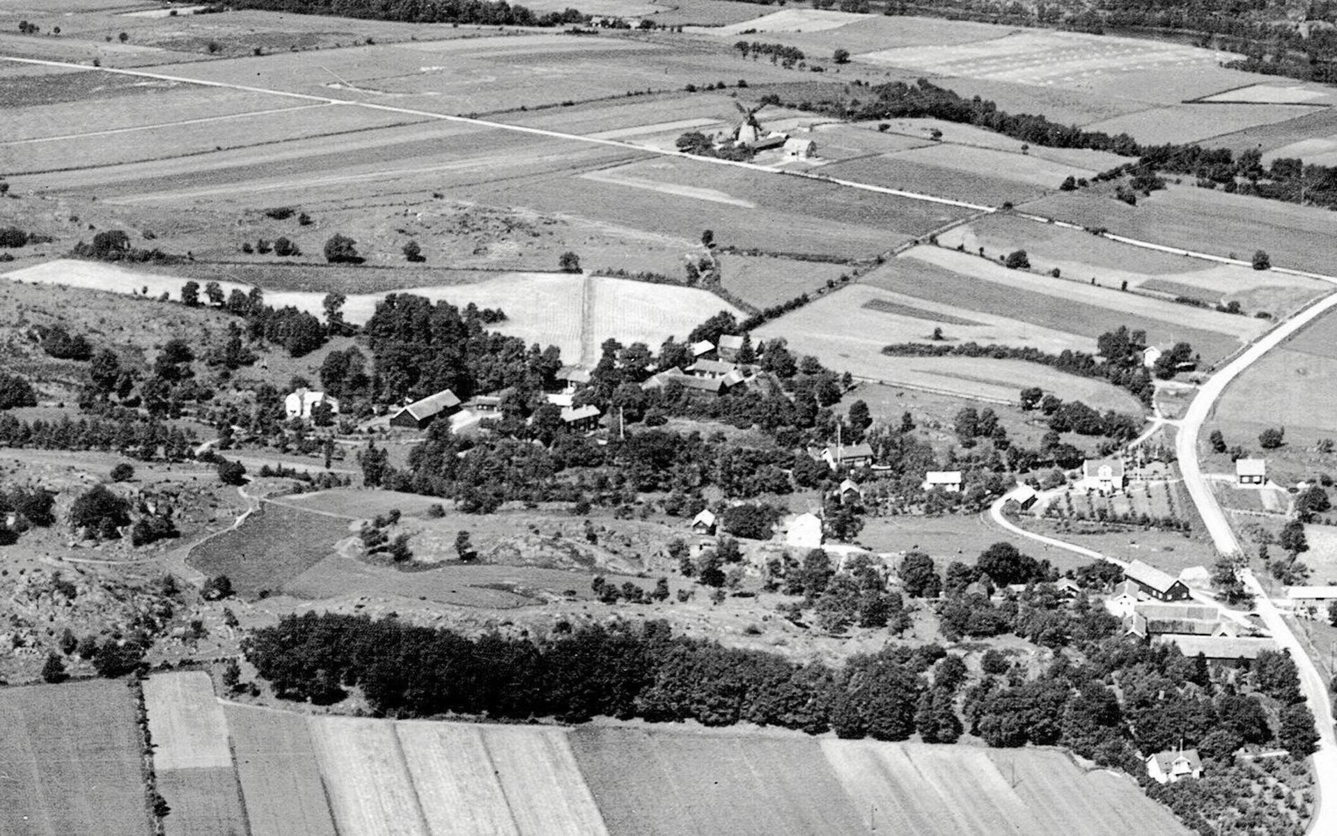 Flygfoto över Derome tagen innan sågverket blev till på 1940-talet. Det byggdes senare till vänster om kvarnen.