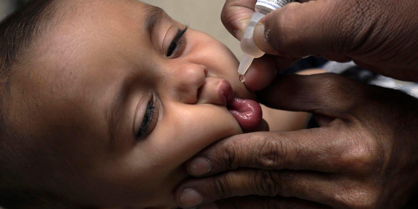 Ett barn i Pakistan vaccineras mot polio. Pakistan är i dag ett av endast tre länder där sjukdomen fortfarande sprider sig enligt WHO. Arkivbild.