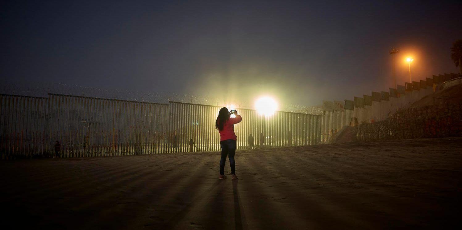 Gränsen mellan USA och Mexiko, fotograferad från mexikanska Tijuana i väst. Arkivbild.