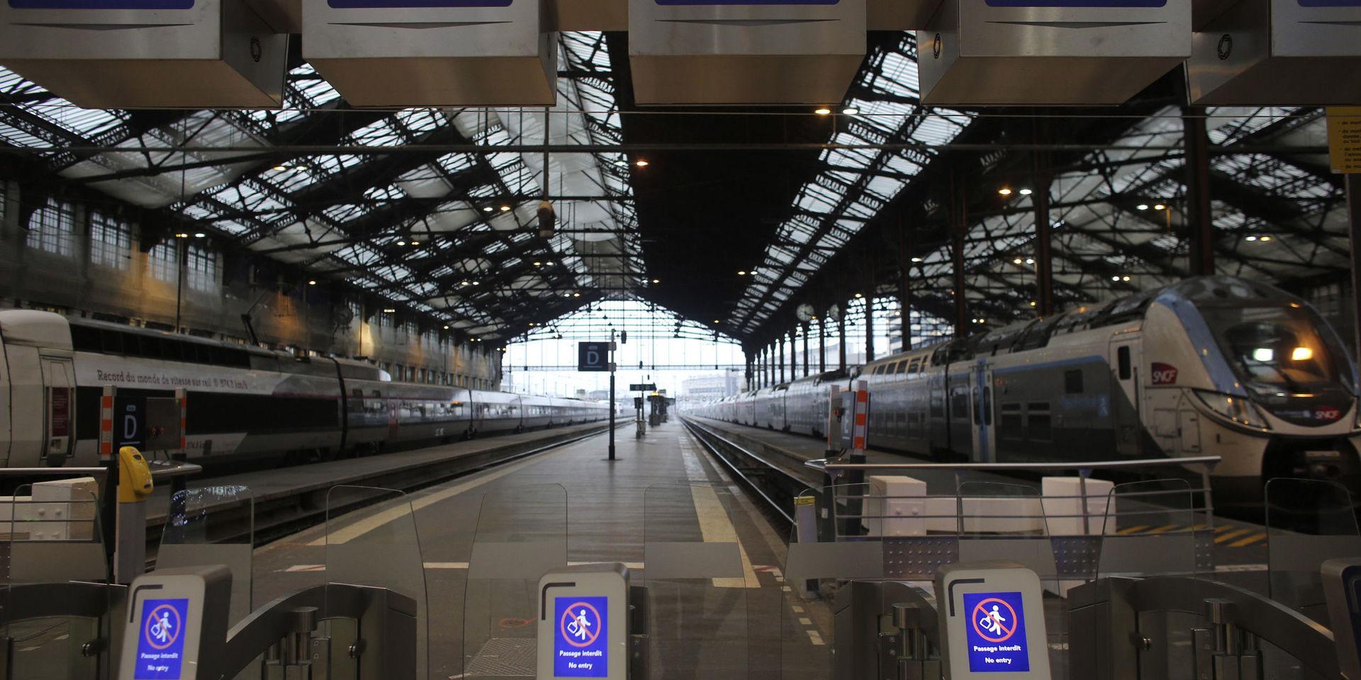 Tomma tågplattformar på stationen Gare de Lyon i Paris under fredagsmorgonen.