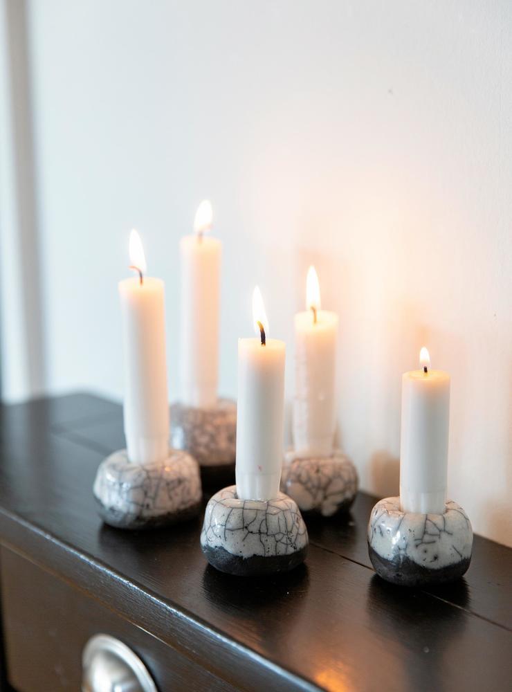 Ljusstakarna är ett minne från en keramikkurs med rakubränning, som Birgitta gått.