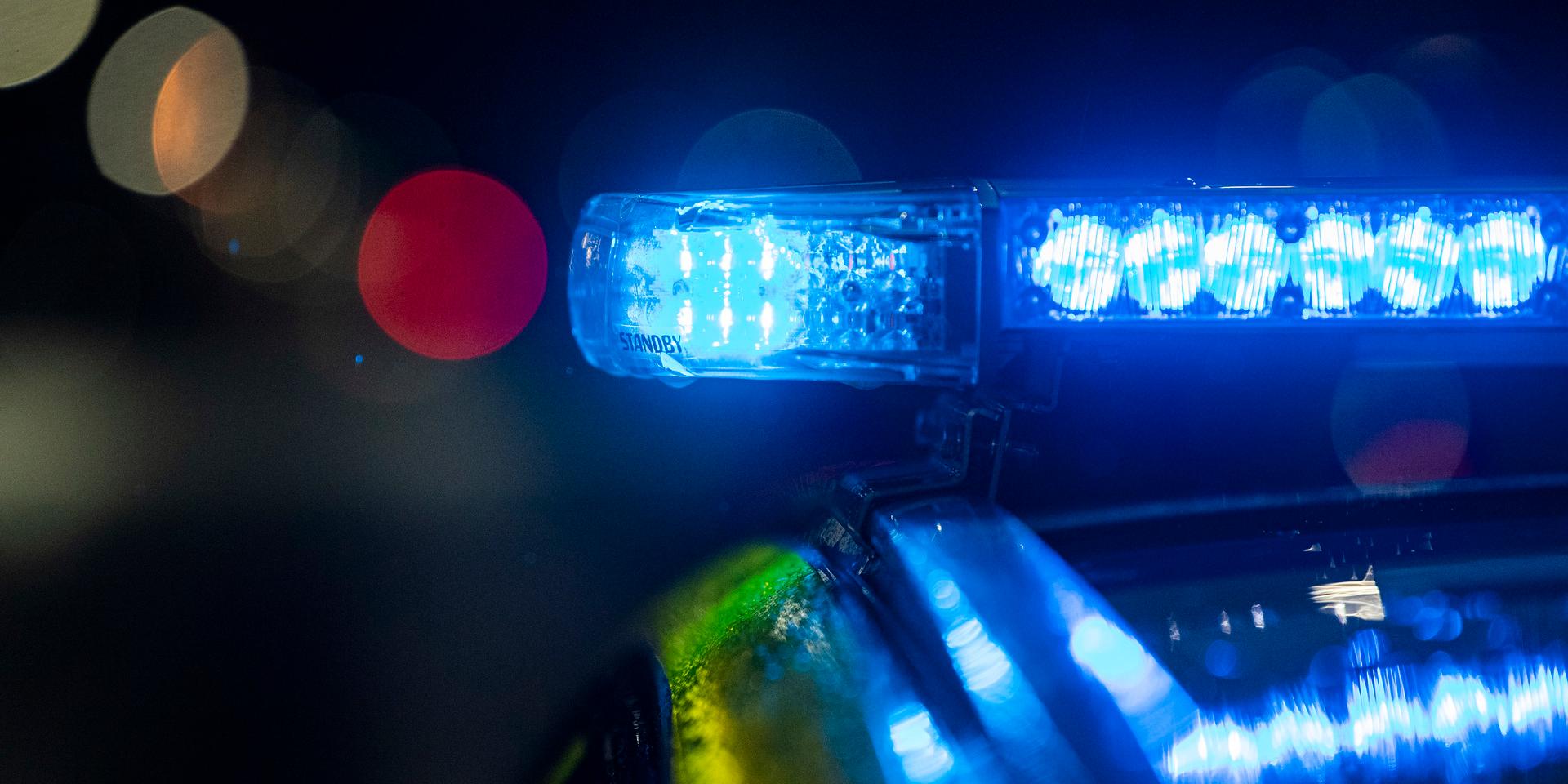 KRISTIANSTAD 2021-11-28 Polisbil med blåljus på plats på en innergård på Göingegatan på Gamlegården i Kristianstad efter ett mordförsök på söndagskvällen. En person i 30-årsåldern fördes till sjukhus efter händelsen. Foto: Johan Nilsson / TT / Kod 50090 