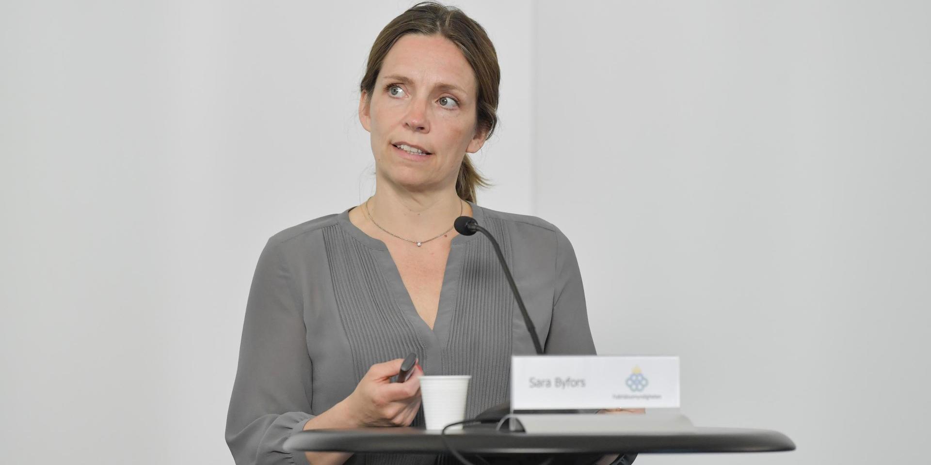 Sara Byfors, enhetschef vid Folkhälsomyndigheten, utesluter inte lokala eller regionala rekommendationer för munskydd.