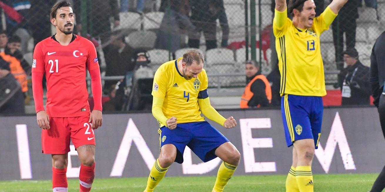 Andreas Granqvist och Gustav Svensson jublar efter segern mot Turkiet.