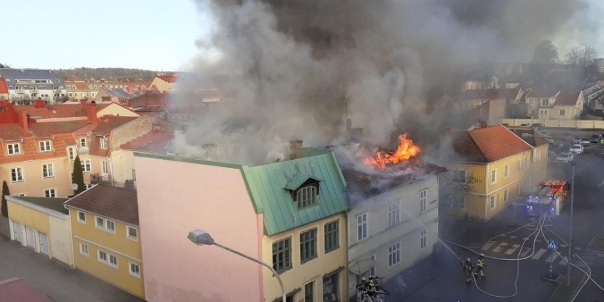 En häftig brand rasade i ett trähus i centrala Uddevalla på onsdagen. En kraftig röklukt spred sig över centrala staden och människor i området uppmanades att hålla sig inomhus.