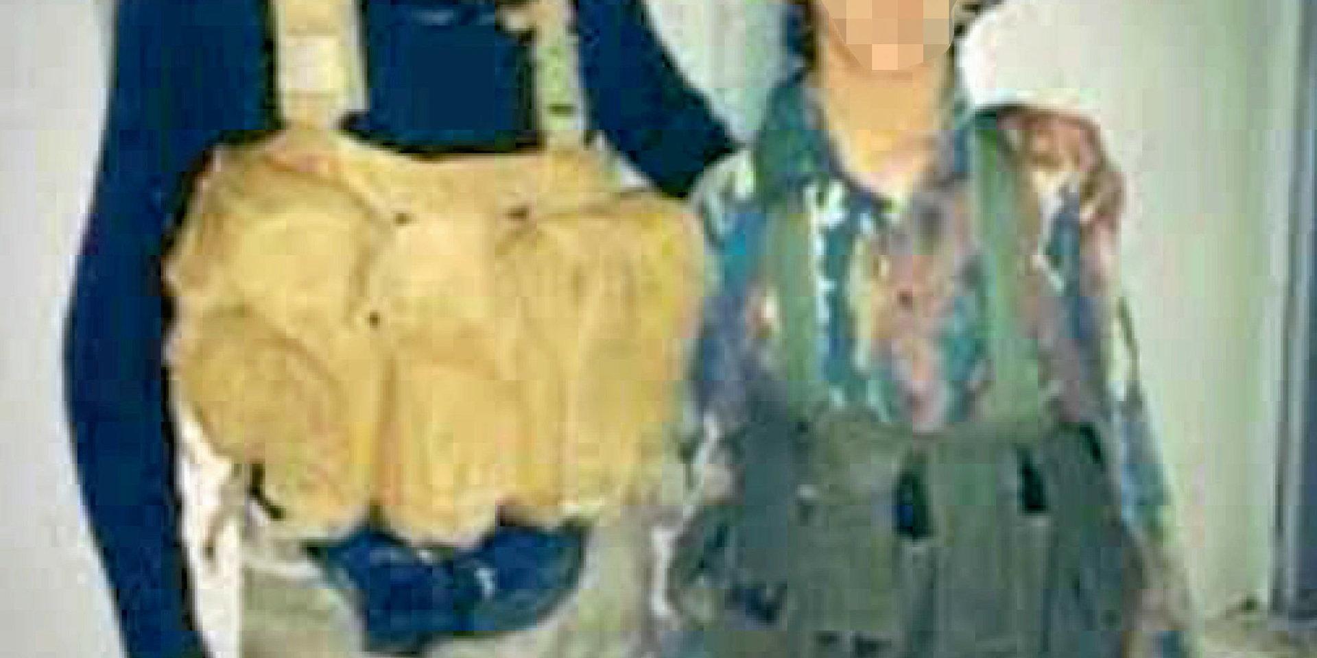Ett av bildbevisen som åklagarna åberopar mot den 49-åriga kvinnan är det här fotot av hennes son som 13-åring jämte en vuxen IS-krigare.