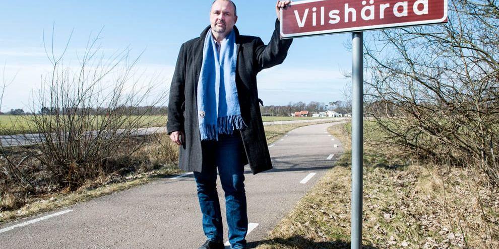 Rebell? ”Man kanske inte behöver ha så bråttom med att byta skyltar”, konstaterar Lars Püss, Villshäradsbo och ordförande i teknik- och fritidsnämnden.