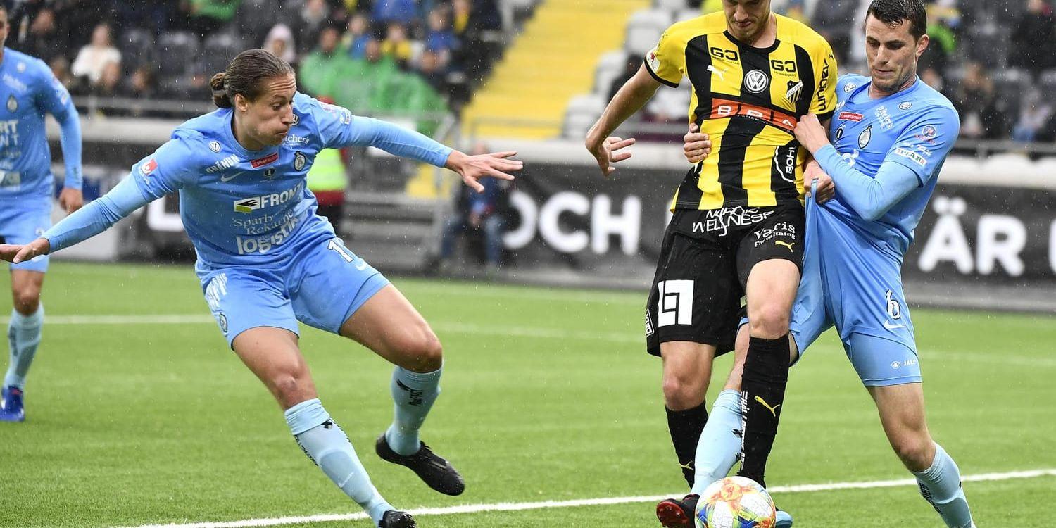 AFC Eskilstuna föll tungt i cupfinalen, här försöker AFC-spelarna få stopp på Häckenanfallaren Alexander Jeremejeff.