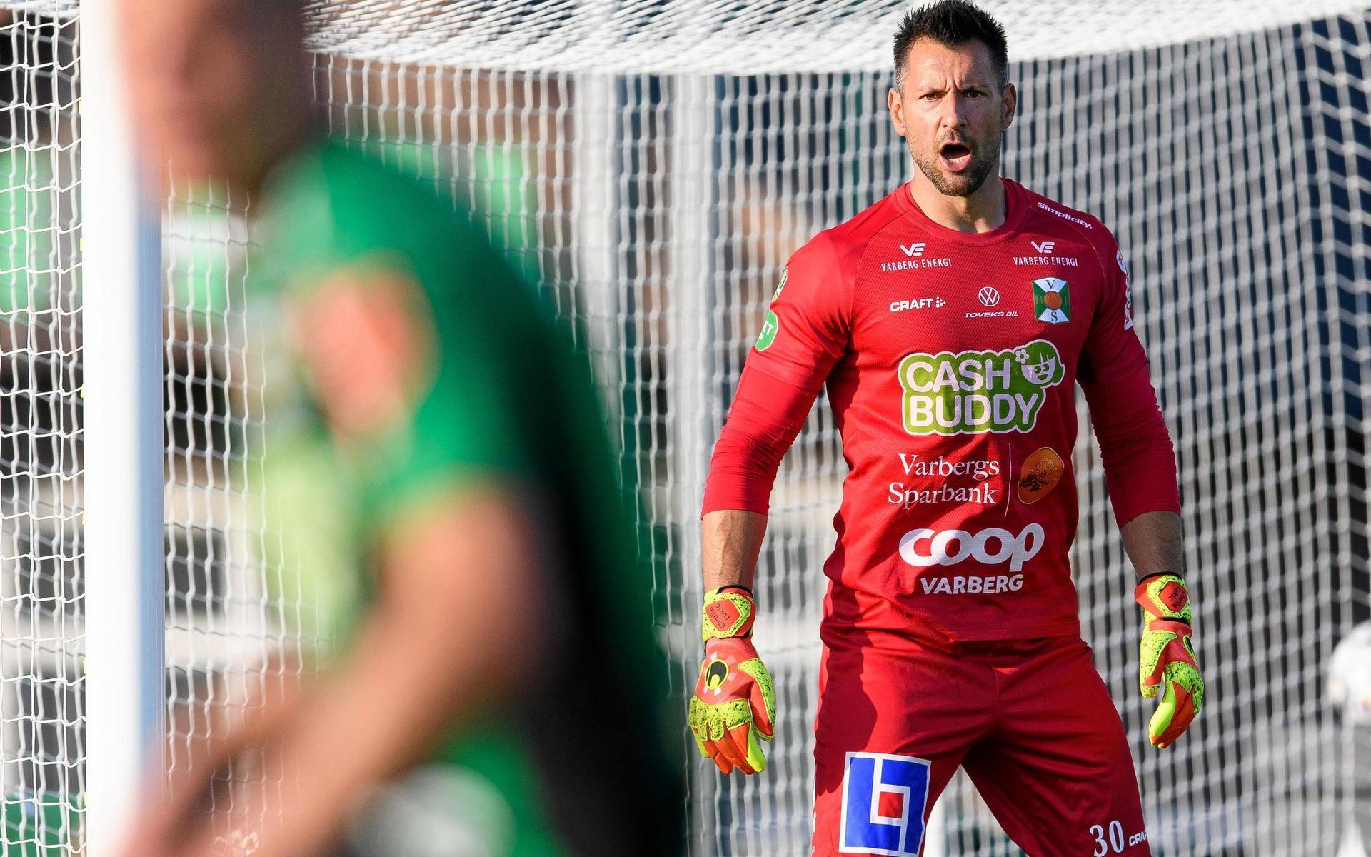 Den förre HBK-målvakten Stojan Lukic ska försöka hålla Varberg kvar i Allsvenskan i vinter samtidigt som han har inlett sin nya civila karriär som fastighetsmäklare.