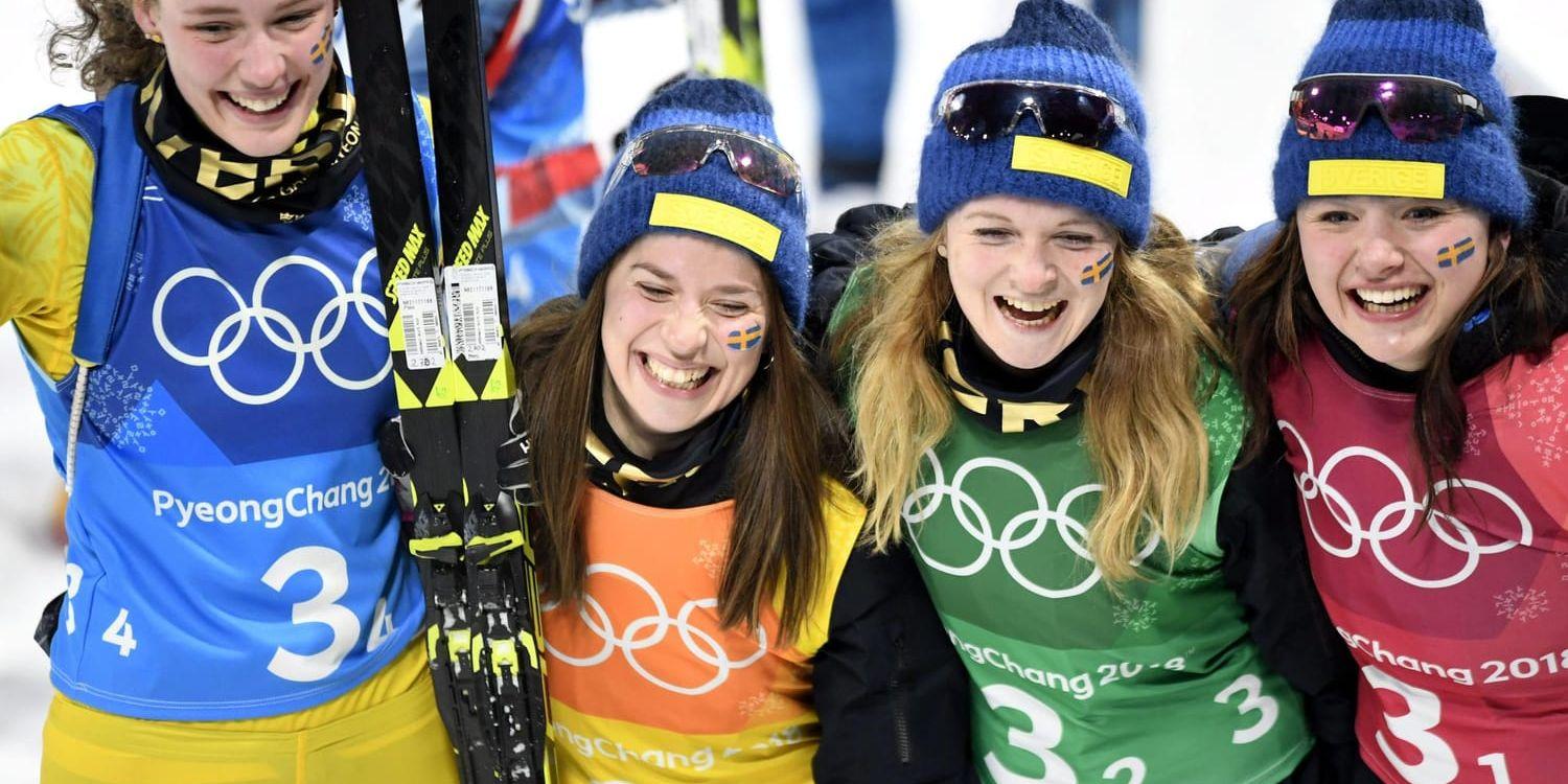 De svenska skidskyttedamerna Hanna Öberg, Anna Magnusson, Mona Brorsson och Linn Persson firar OS-silvret i damstafett.