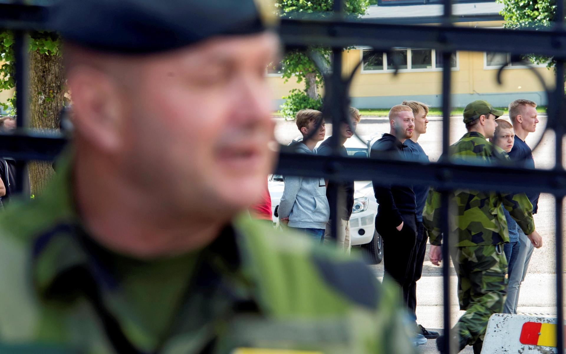 Efter att ha fått en sista kram av föräldrarna så väntar fyra veckor innanför grindarna för de soldater som under måndagen rykte in i Halmstad.
