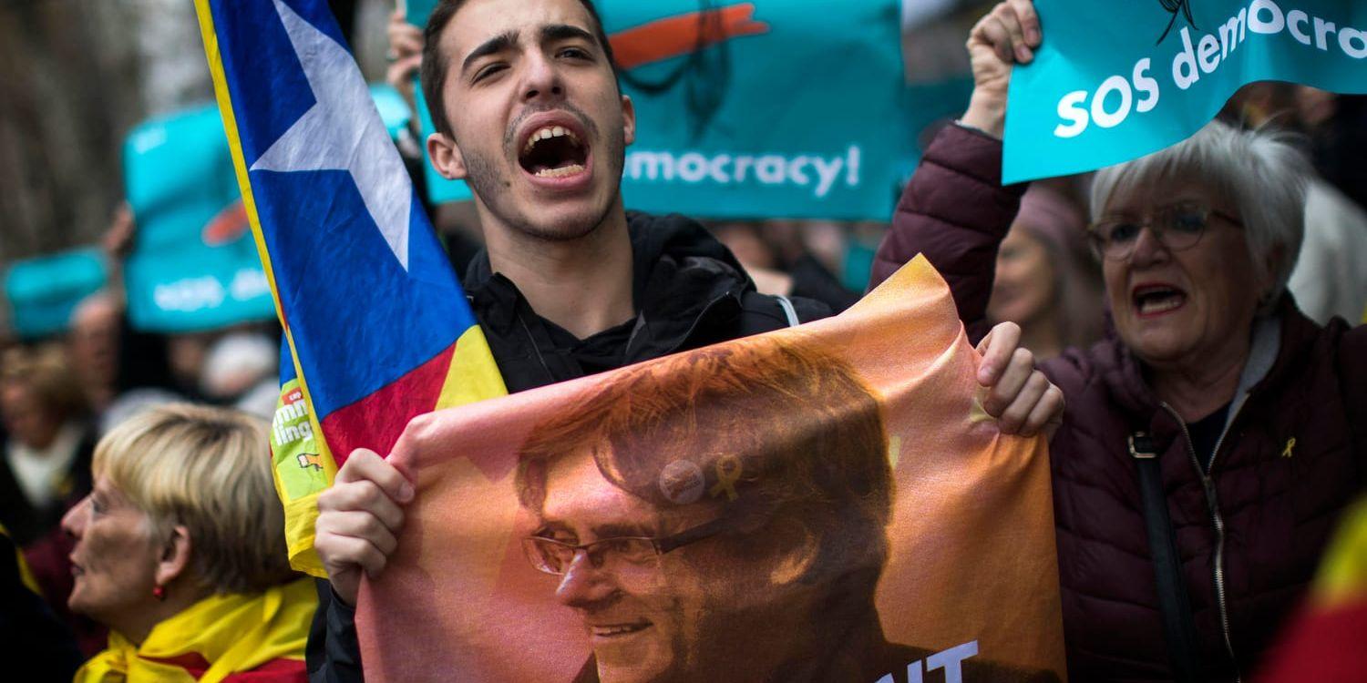 Separatistvänliga demonstranter i Barcelona protesterar mot att den förre regionpresidenten Carles Puigdemont frihetsberövats i Tyskland.