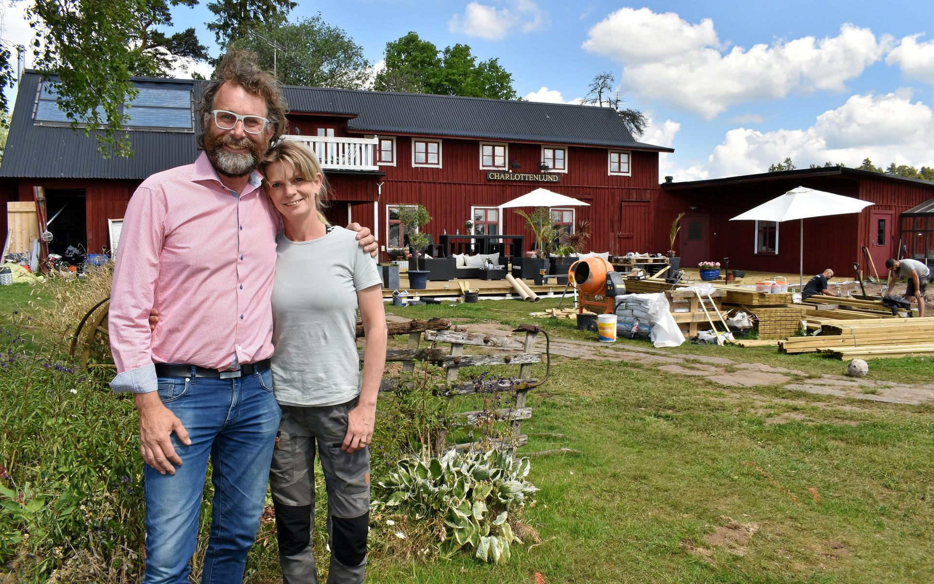 Göteborgsparet Mikael och Inger Sjöholm driver Charlottenlund i Långaryd och har blåst nytt liv i verksamheten med gårdshotell, restaurang och orangeri.