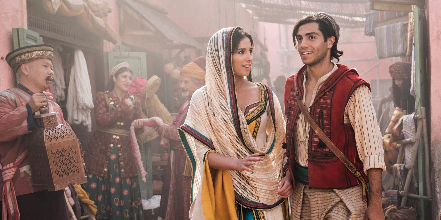 Den egyptisk-kanadensiska skådespelaren Mena Massoud (Aladdin) och brittiska Naomi Scott (Jasmine) har bra sångröster och fin kemi i spelfilmsversionen av ”Aladdin”. Pressbild.