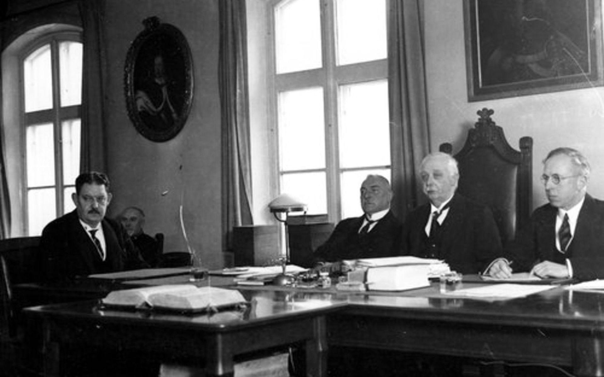 Bilden från domstolen i det gamla Rådhuset visar B. Ekström, rådman E Fogelklou, Borgmästare Georg Bissmark och rådman Nils Hansson. I bakgrunden skymtar stadsfiskal Falk.