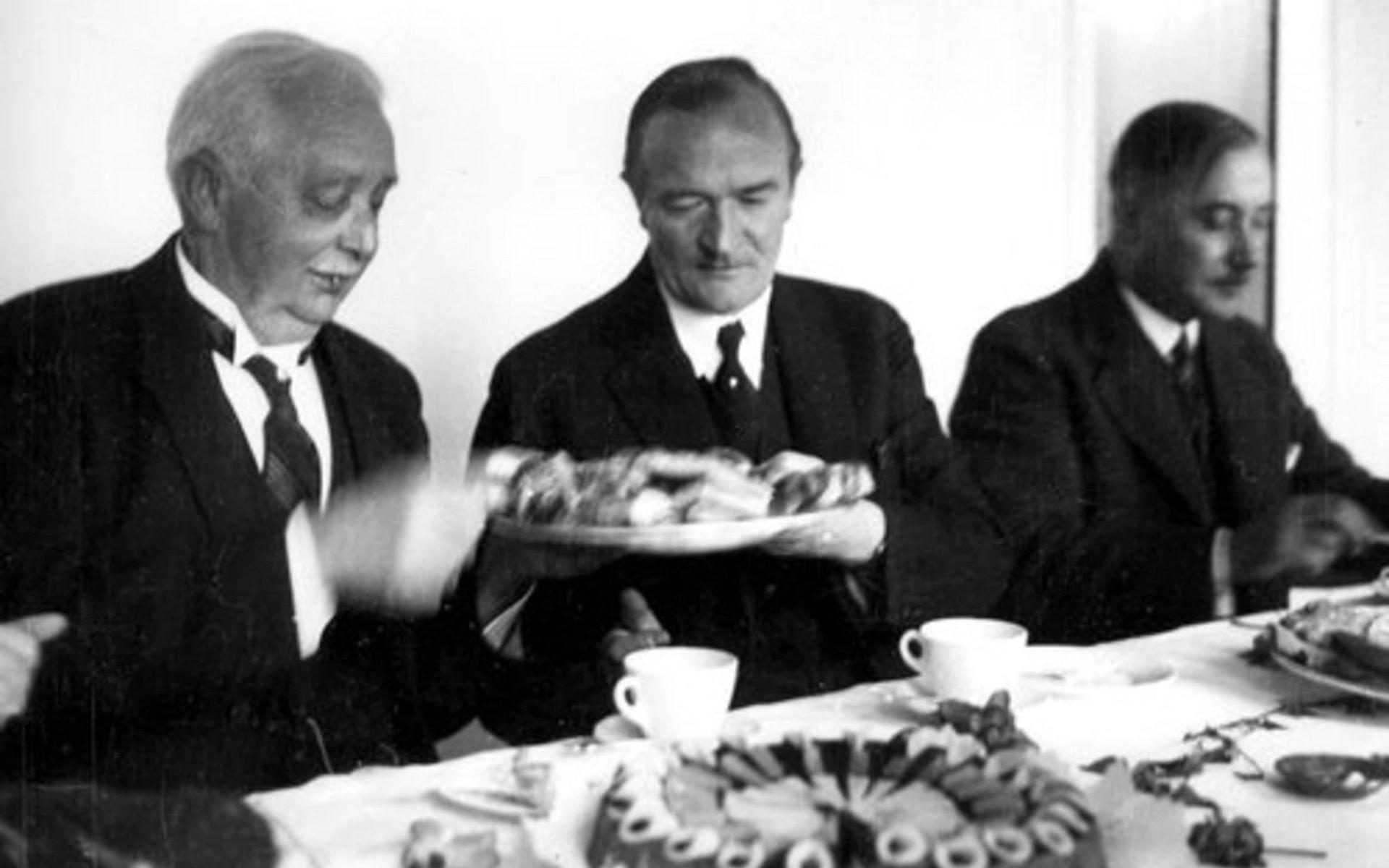 Georg Bissmark och några andra män vid Rådhusets invigning 1938. Mannen till höger om borgmästaren är socialminister Gustav Möller.