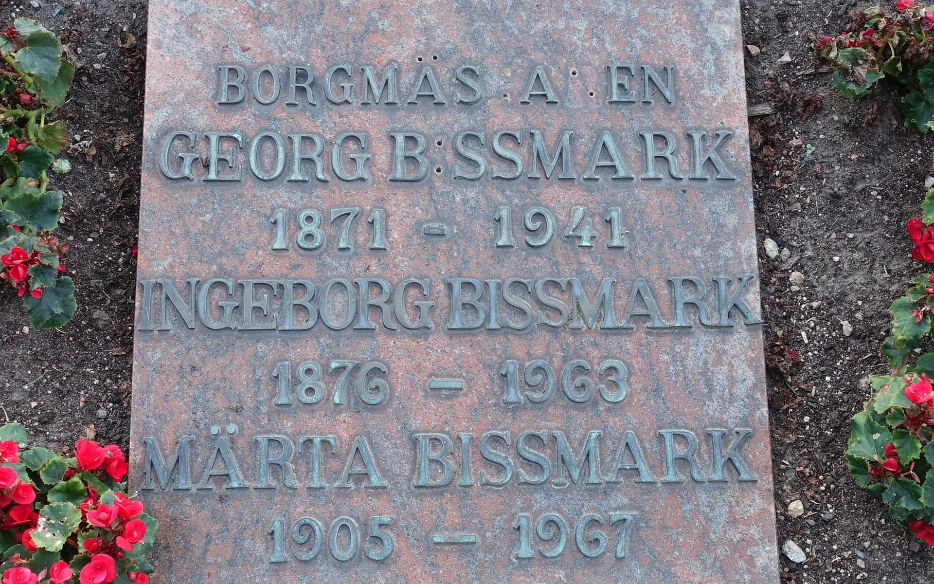 Georg Bissmark (1871–1941) ligger begravd på Västra kyrkogården. 