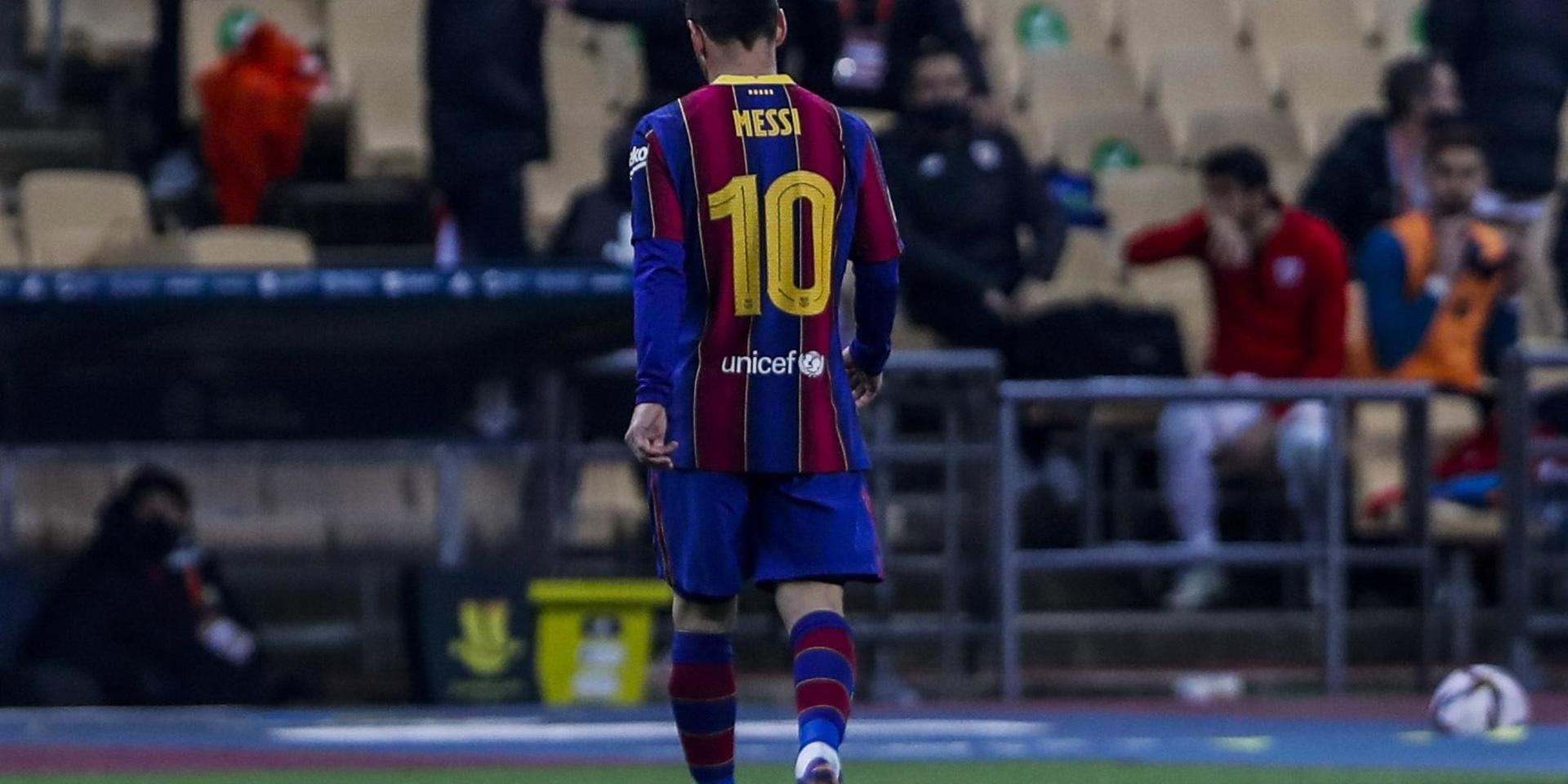 Barcelonas Lionel Messi lämnar den spanska supercupfinalen efter att ha blivit utvisad.