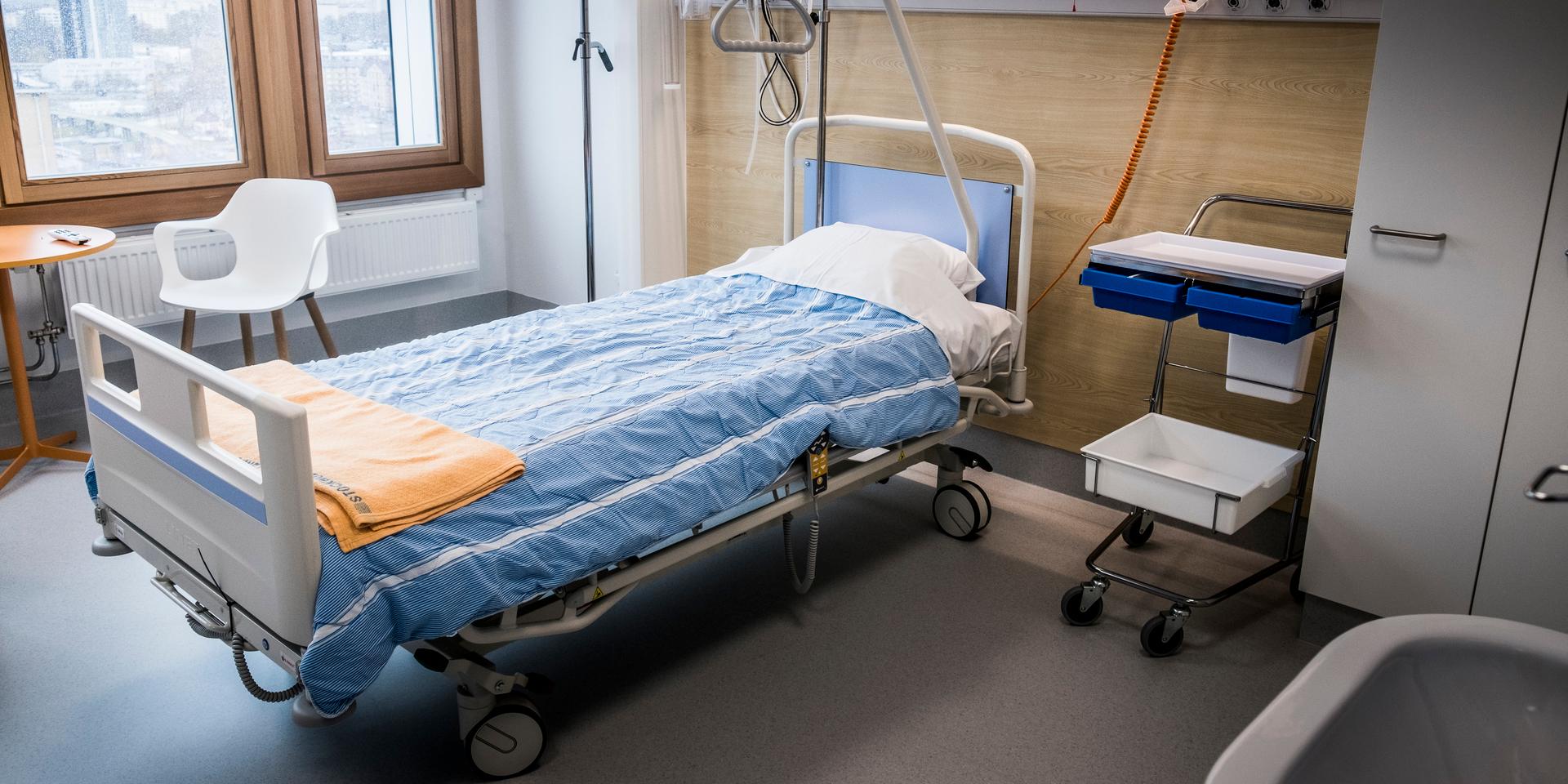 Platsbrist. Sverige har ett lågt antal vårdplatser, men en platsmiljard är ingen långsiktig lösning.