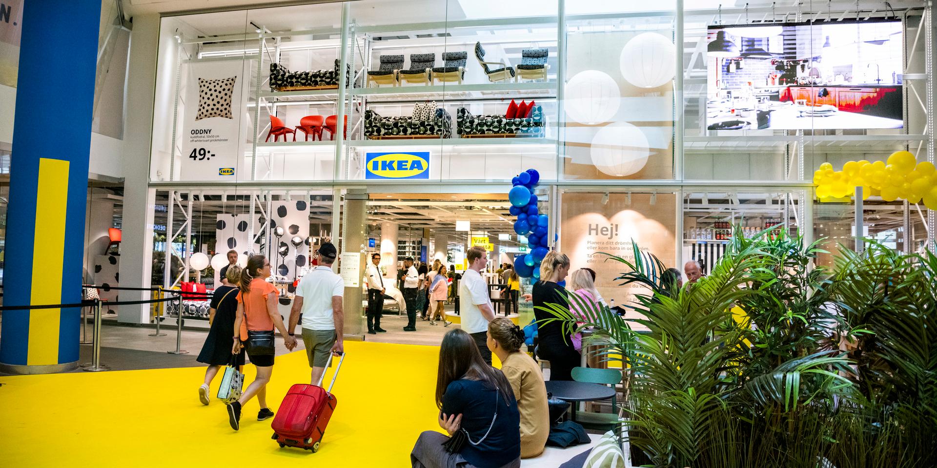 Gula mattan rullades ut när Ikeas nya city-varuhus i Gallerian invigdes