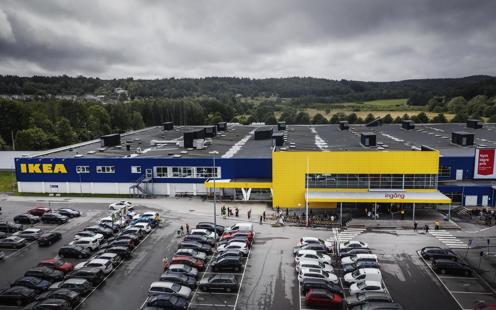 Ikea Bäckebol har tidigare kunnat ta in 900 besökare. Nu måste man hålla sig till 500.