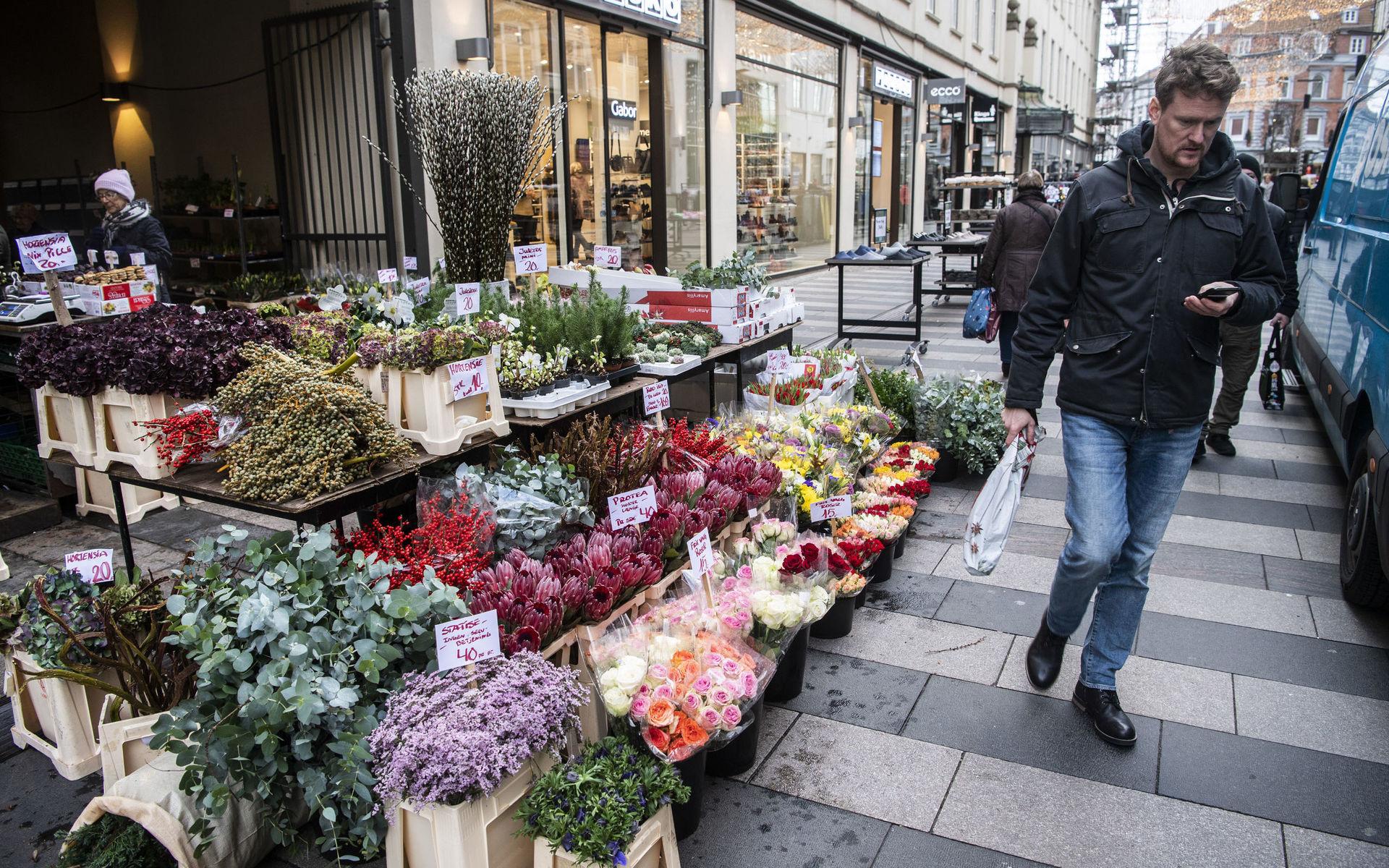 På Ströget i Århus finns gott om butiker och färgglad blomsterförsäljning.