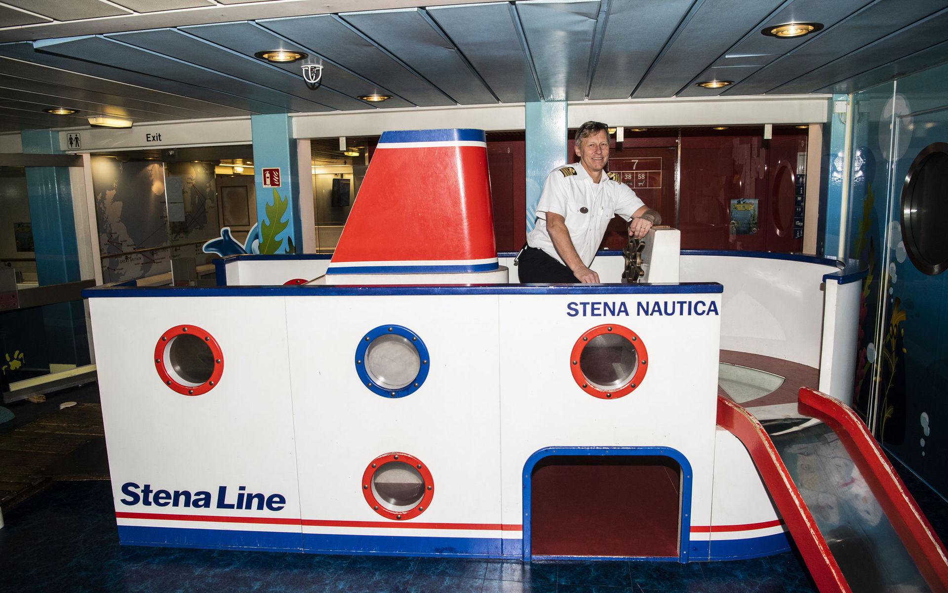 I lekrummet finns en miniatyrversion av Stena Nautica där barnen kan testa att styra fartyget. För den riktige kaptenen Jan-Erik Alcén är det förstås rena barnleken.