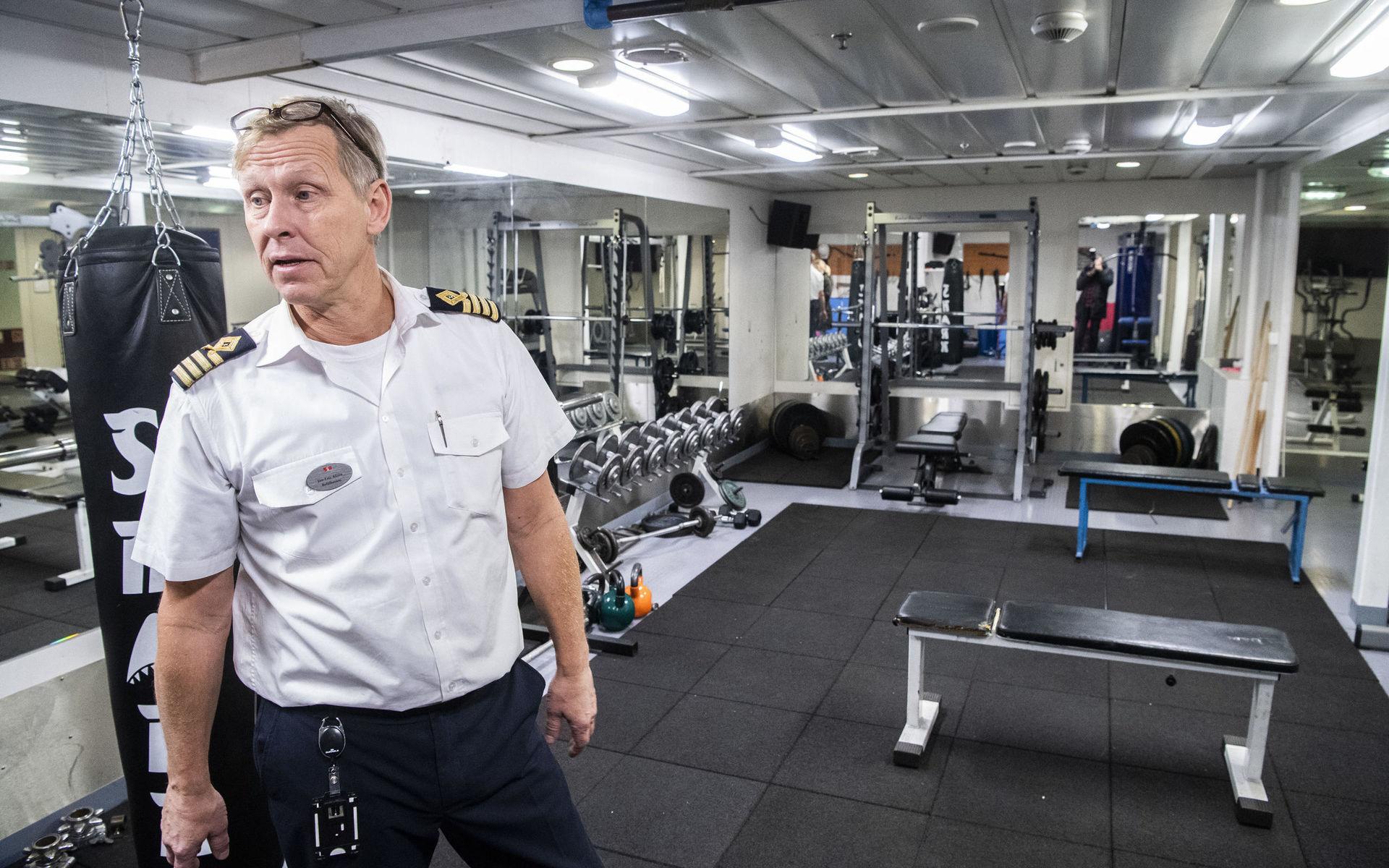 Besättningen på Stena Nautica (cirka 40 personer under lågsäsong och 65 under sommaren) jobbar en eller två veckor i sträck och kan bland annat fördriva sin lediga tid i ett gym.