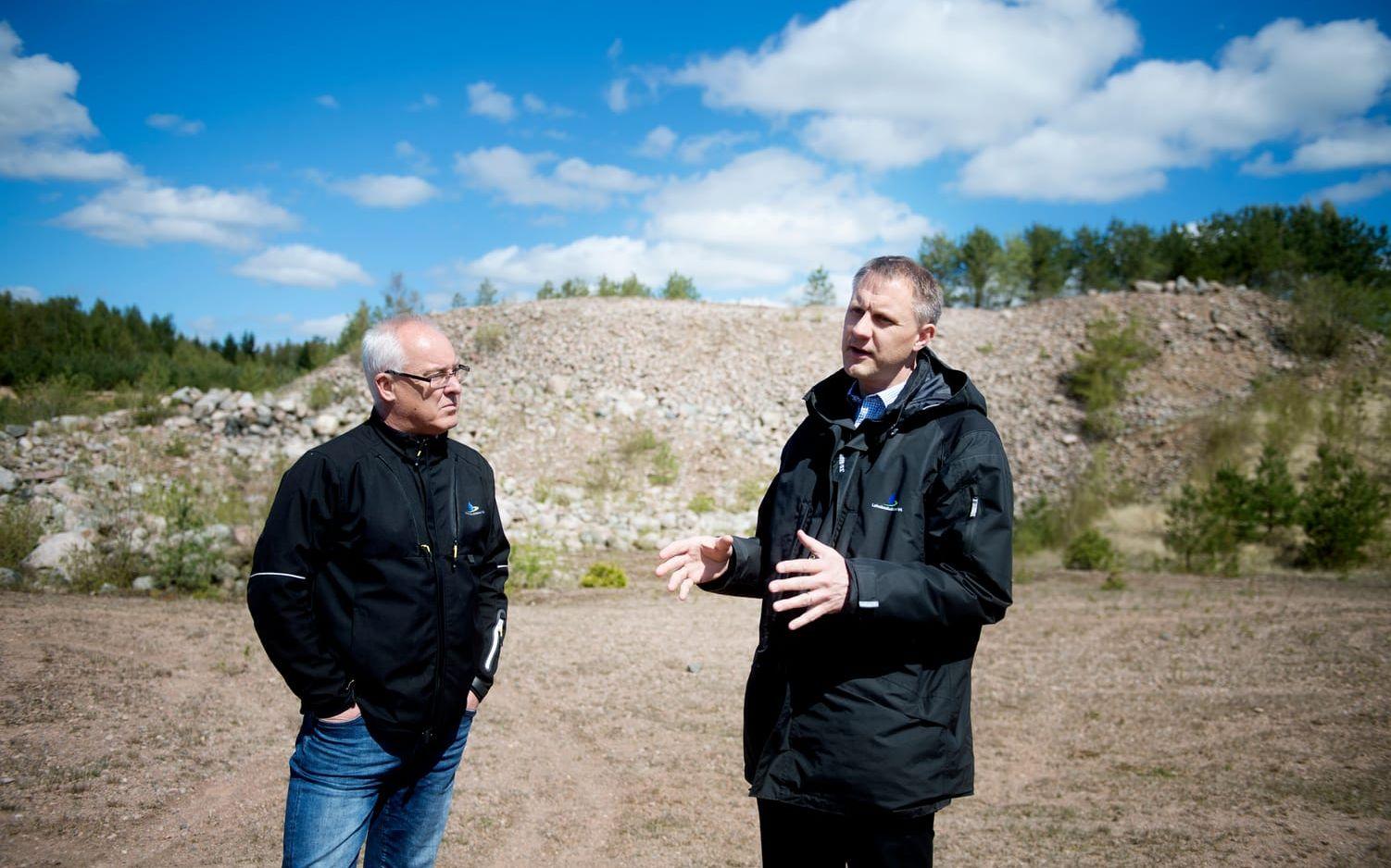 I startgroparna. Michael Carlsson och Mattias Leijon på LBVA visar upp platsen för den nya vattentäkten i Brunskog. Bild: Lina Salomonsson