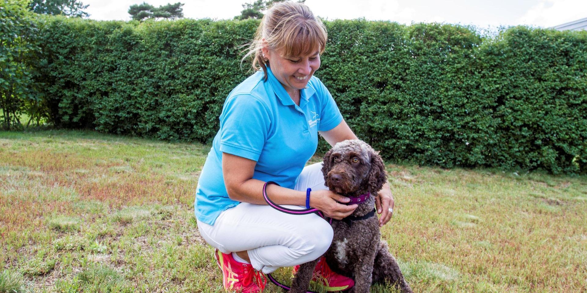 Fler hundar i vården! Det tycker Carina Vettebrand hade varit bra. Hon jobbar som sjukgymnast i äldreomsorgen har har sett flera gånger vilka positiva effekter hundar har i mötet med äldre personer. Men även med barn och andra som känner lugn och trygghet med ett djur.