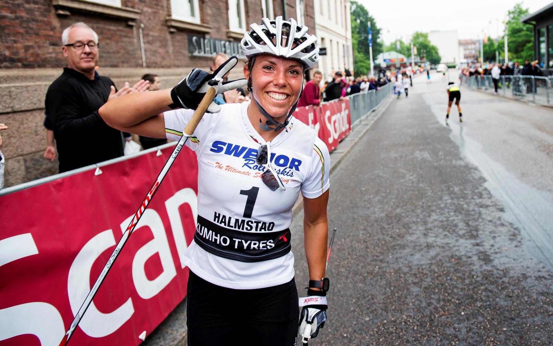 En glad Charlotte Kalla vann SM i rullskidor 2013 i Halmstad.