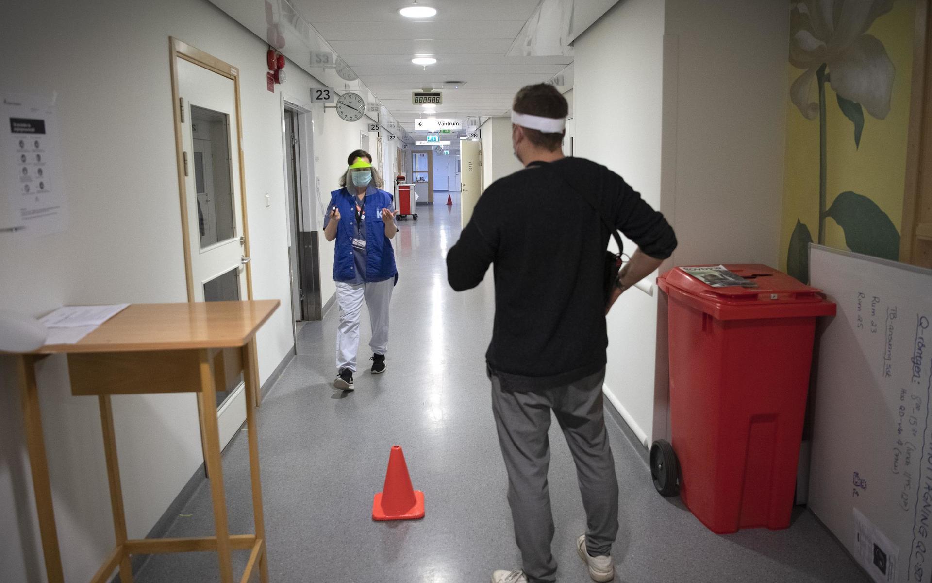 På Karolinska universitetssjukhuset i Solna finns en av få mottagningar i landet som tar emot långtidssjuka i covid-19, även om patienterna inte legat på sjukhus. Fysioterapeuten genomför ett gångtest på en patient.