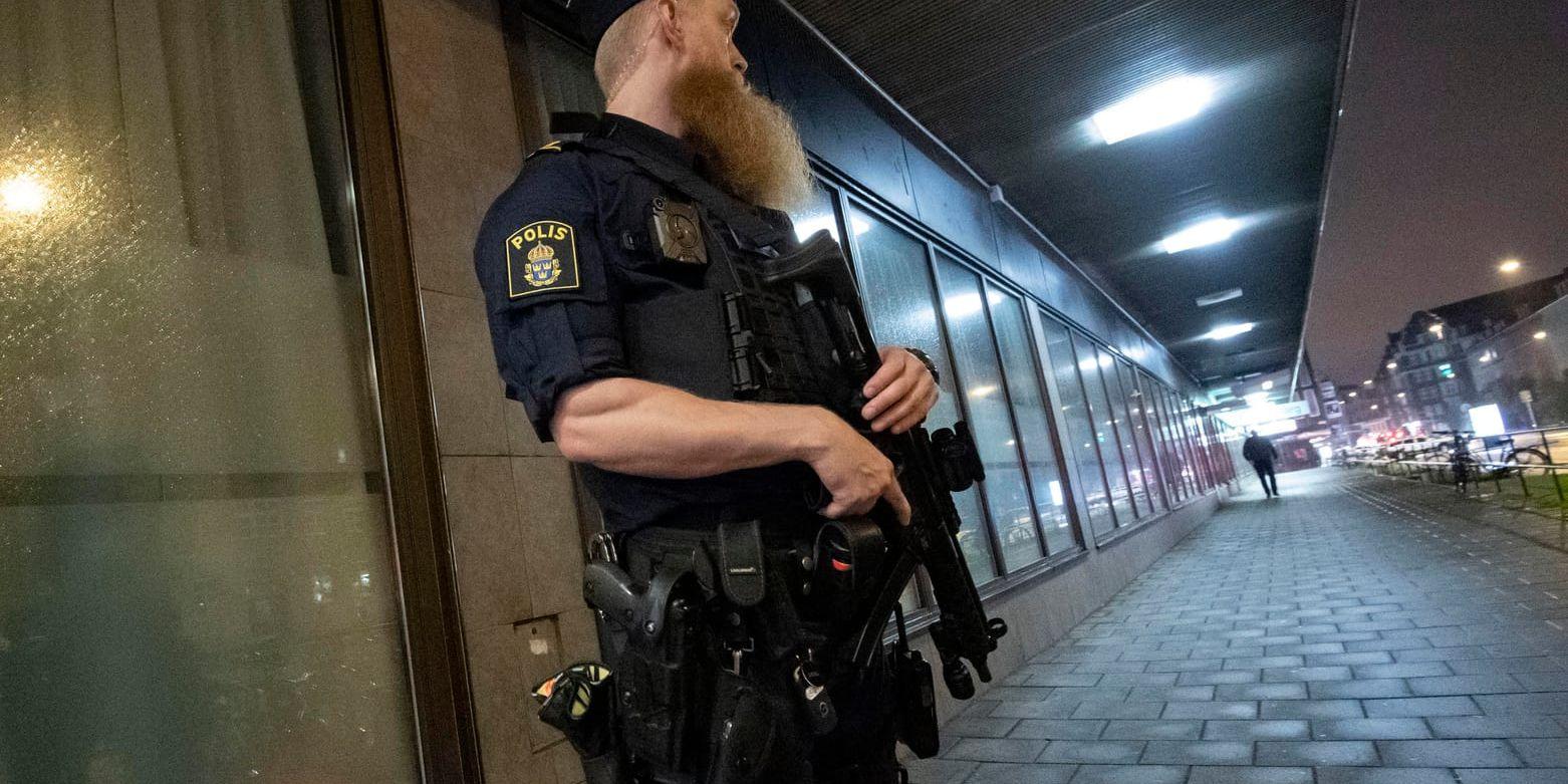Polis med förstärkningsvapen utanför polishuset på Sallerupsvägen i Malmö natten till torsdagen sedan den lokala polisledningen förstärkt bevakningen vid polisstationer i staden.