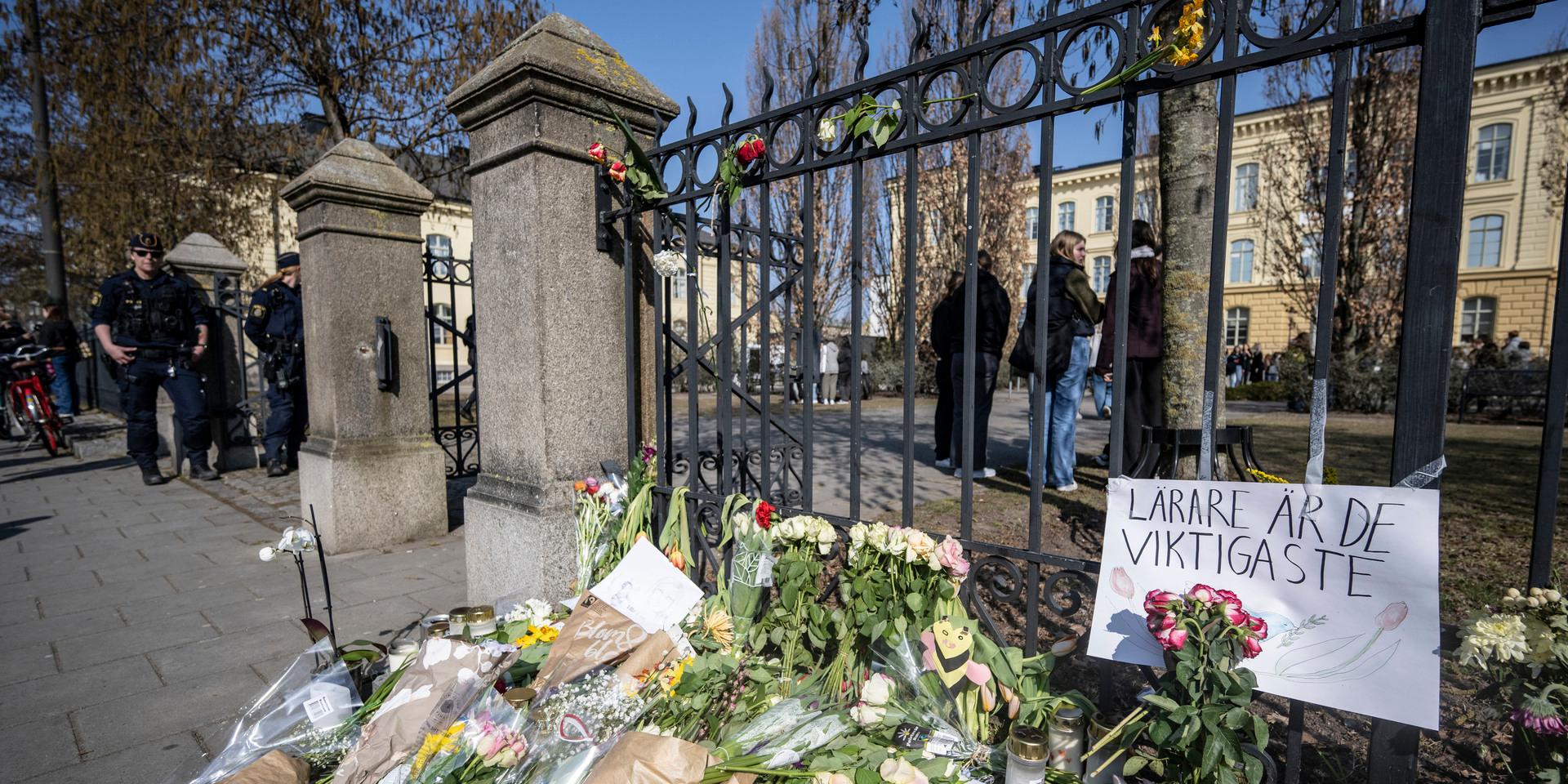 Blommor vid Latinskolan i Malmö där två lärare mördades tidigare i veckan.