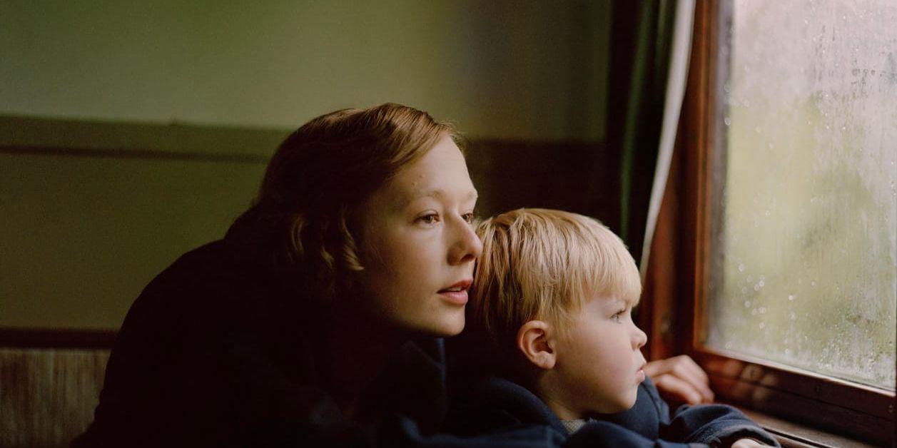 Relationen mellan mor och son står i centrum för den första spelfilmen om Astrid Lindgren. Alba August spelar unga Astrid och Marius Damslev spelar hennes son Lasse. Pressbild.