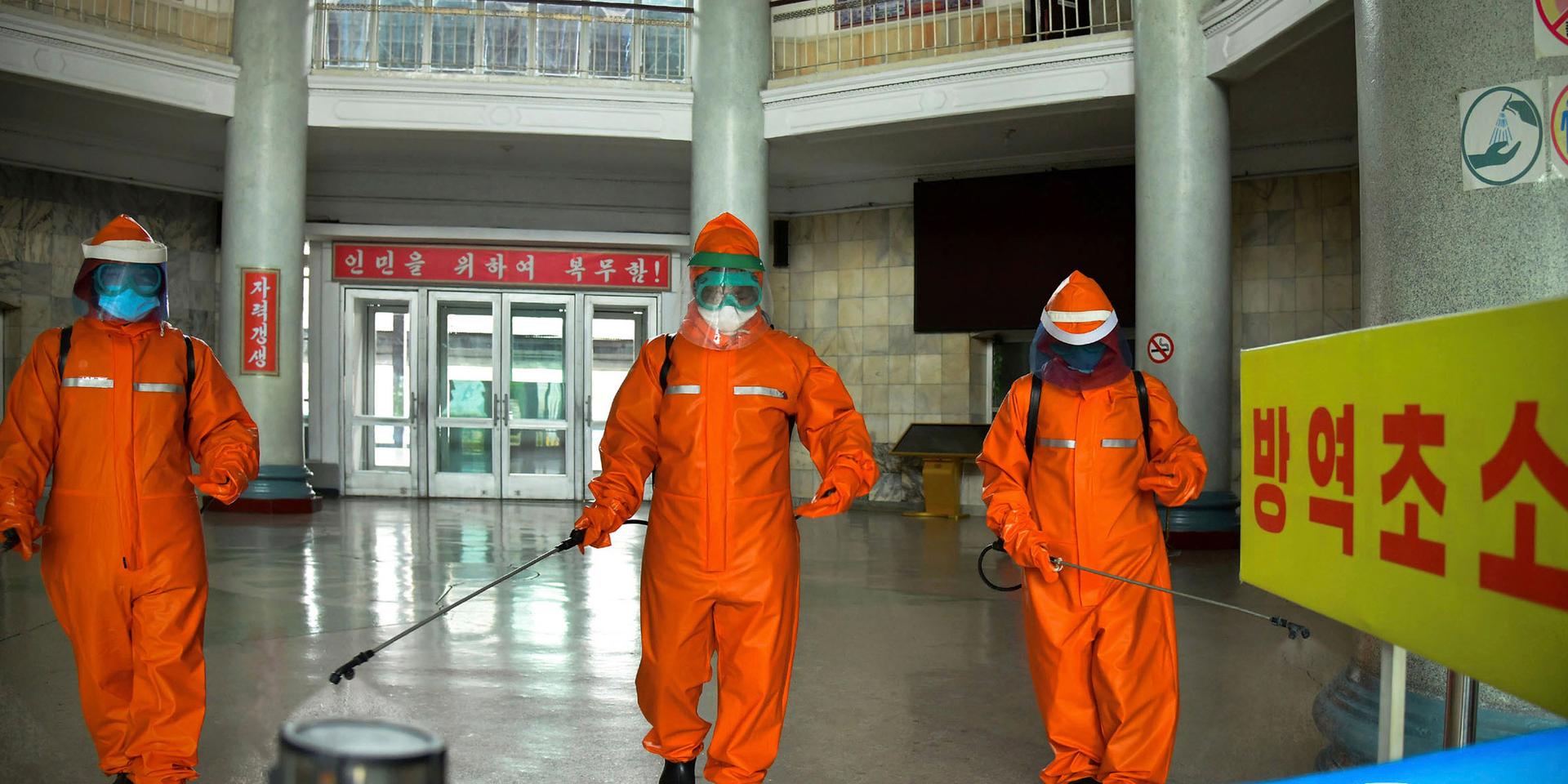 Personal i skyddsklädsel desinficerar en station för kollektivtrafik Nordkoreas huvudstad Pyongyang. Bilden är tagen 17 maj.