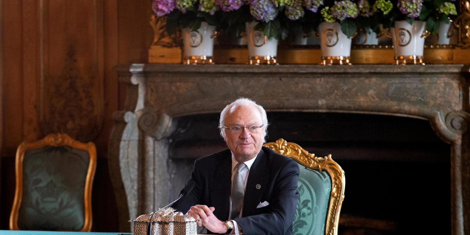 Kung Carl XVI Gustaf vid söndagens konselj.