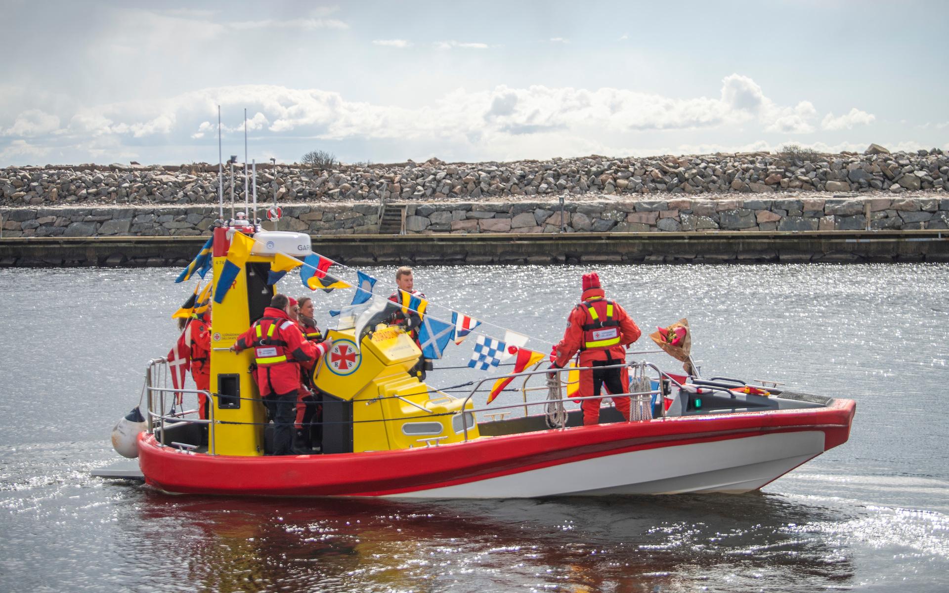 Till skillnad från vattenskotern Rescuerunner Allan Mattsson är Rescue Länsförsäkringar Halland stark nog att bogsera loss en båt som gått på grund.