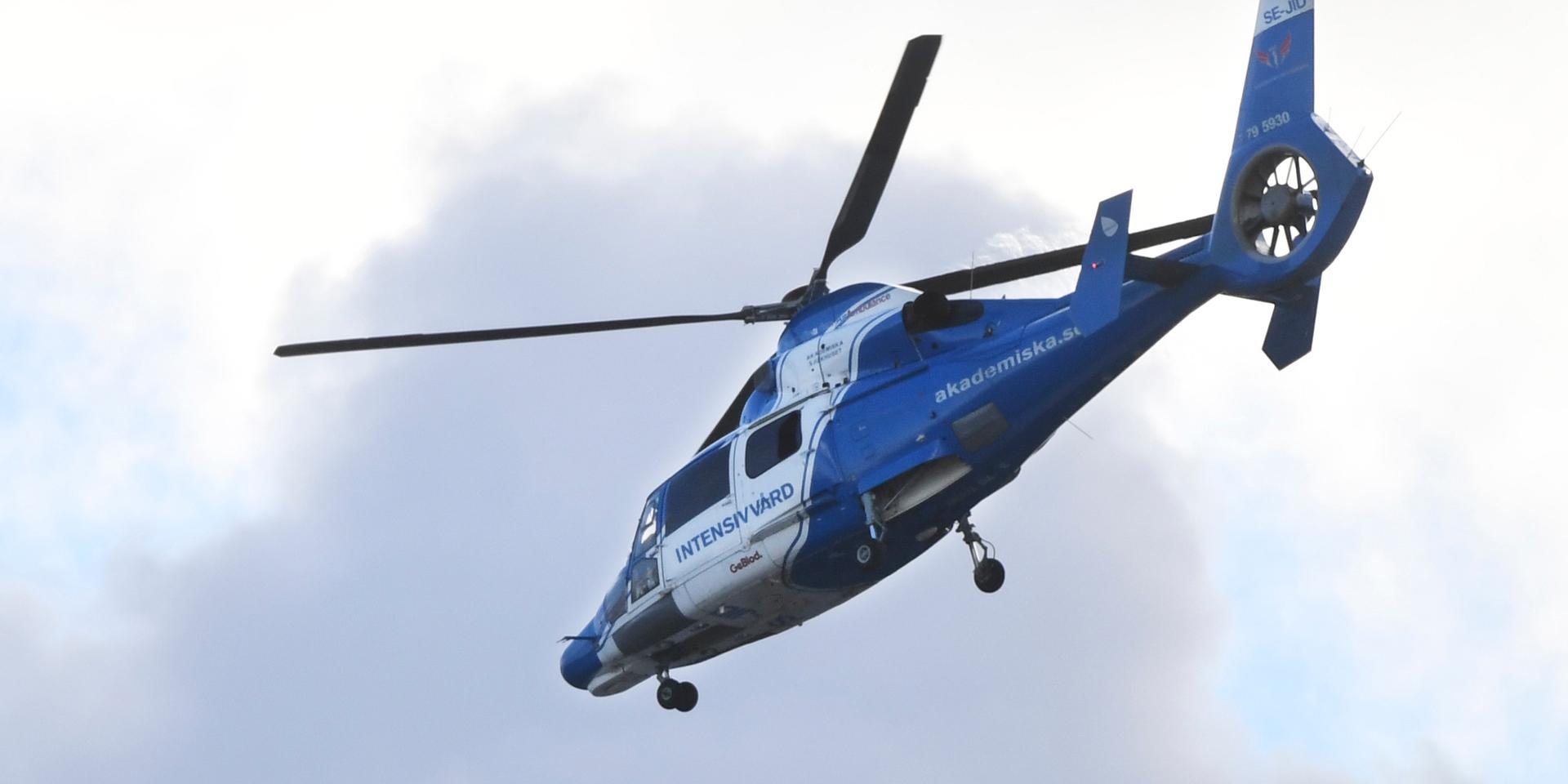 En skadad kvinna fördes från bostaden på ön Öckerö med ambulanshelikopter till sjukhus. Arkivbild.