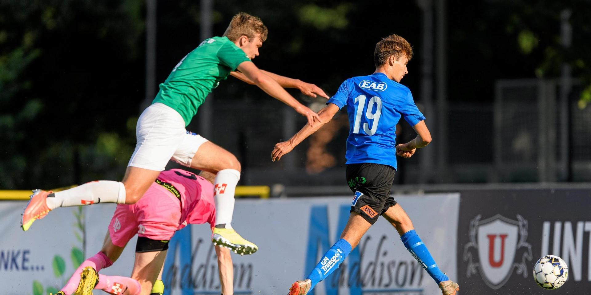 Skyttekungen Rasmus Wiedesheim-Paul fullbordar sitt hat trick när han lurar J Södra-försvaret och rullar in 3–0 till sitt HBK.