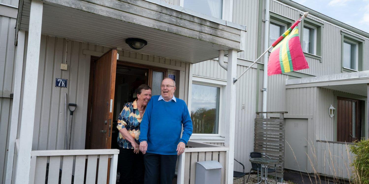 Christer Hansson, 77 år, med Ingalill Karlsson framför sitt nyrenoverade radhus. – Jag fick råd med det tack vare ett hypotekslån, säger han. 