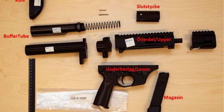 Delar till ett 3D-vapen som hittades hemma hos en man i 25-årsåldern i Falköpings kommun 2021. Bild från polisens förundersökning.