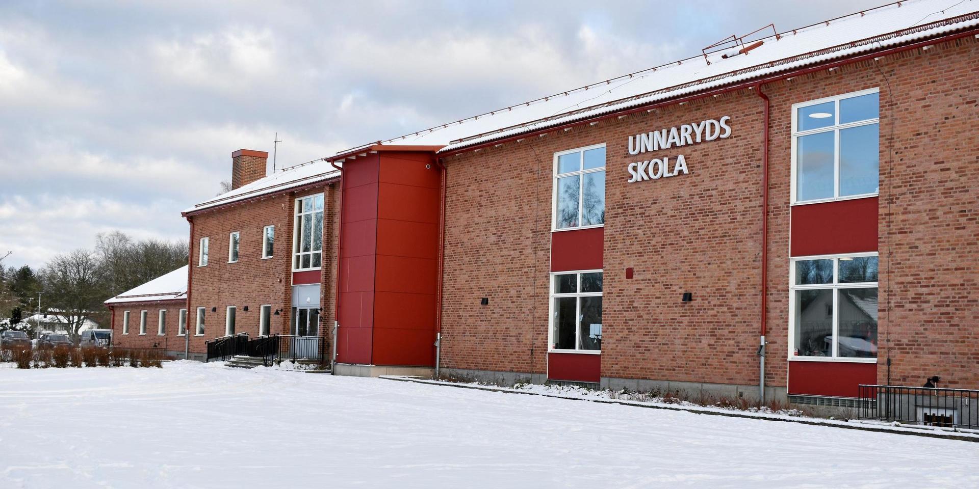 Snön ligger vit utanför Unnaryds skola. Eleverna är tillbaka i klassrummet och coronaläget sägs vara under kontroll.