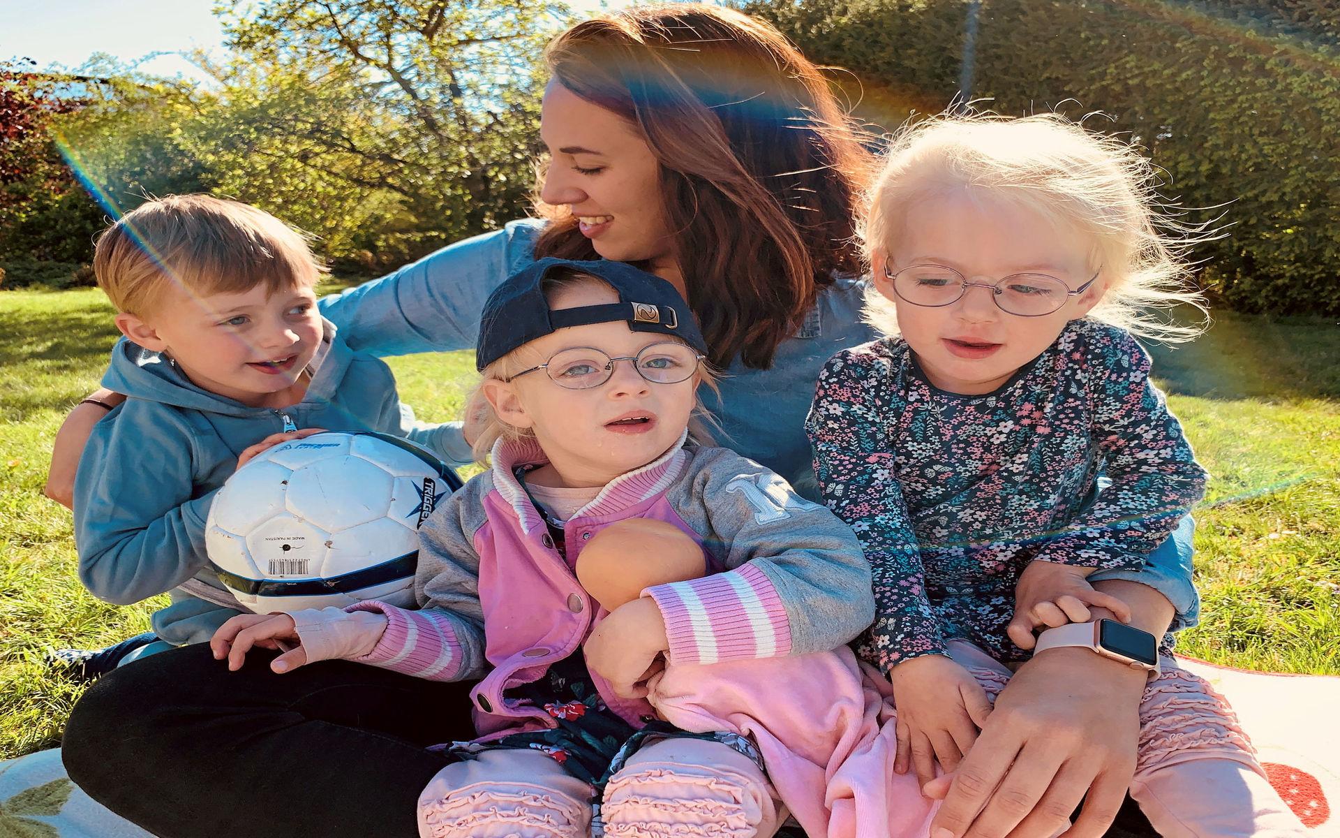 Maj/Juni 2019 - Jessica tillsamman med alla barnen hemma hos deras mormor. Från vänster: Hampus, Isabella, Jessica och Julia.