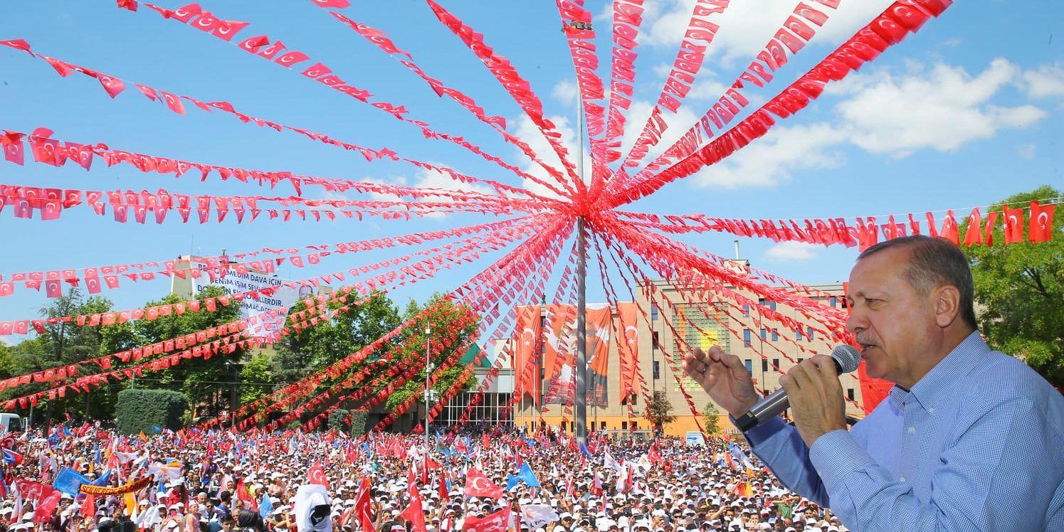 Turkiets president Recep Tayyip Erdogan har växlat upp sitt kampanjande. Här framträder han i nordvästra Turkiet.