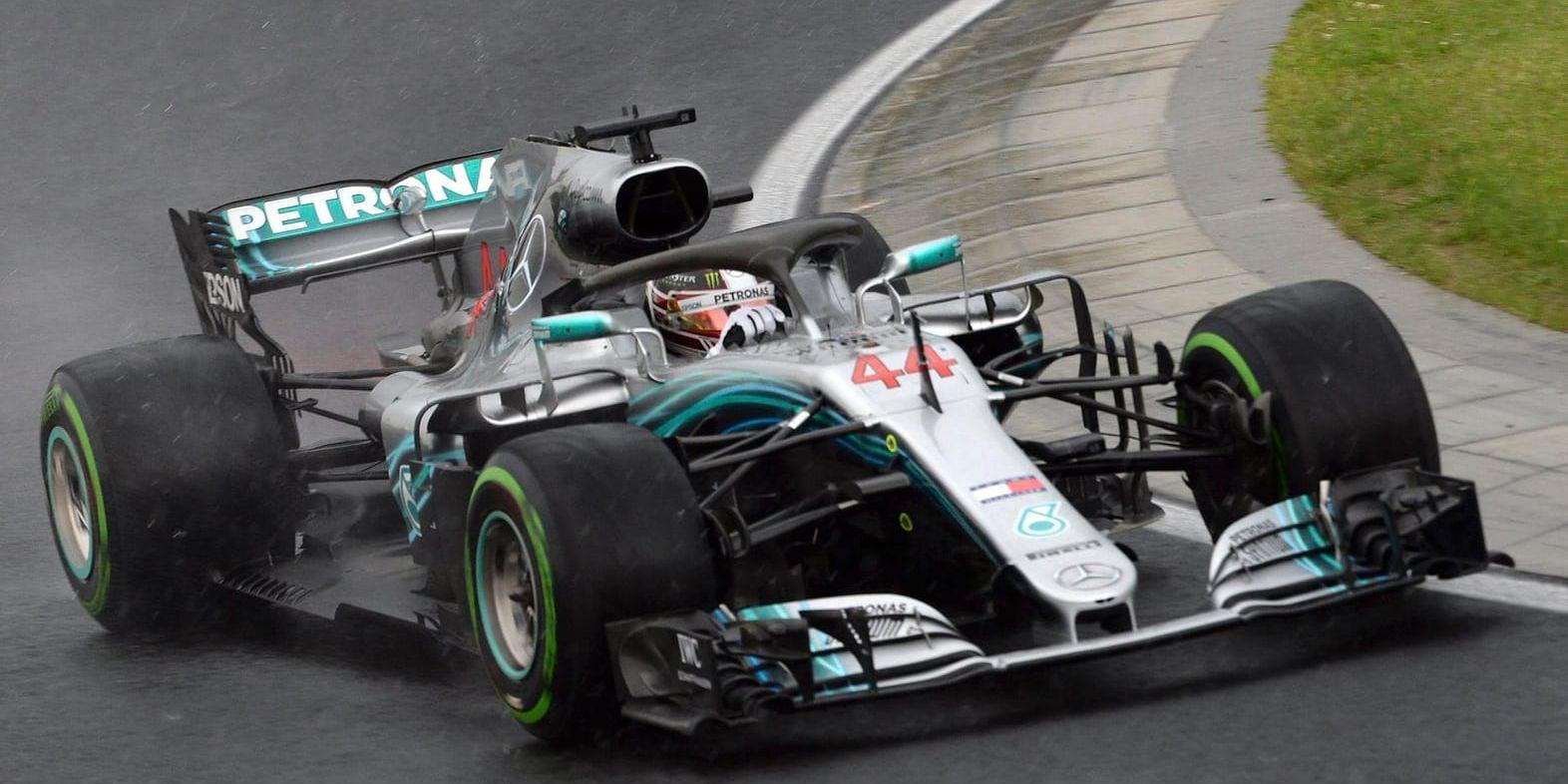 Britten Lewis Hamilton var snabbast under kvalet i ett regnigt Ungern.