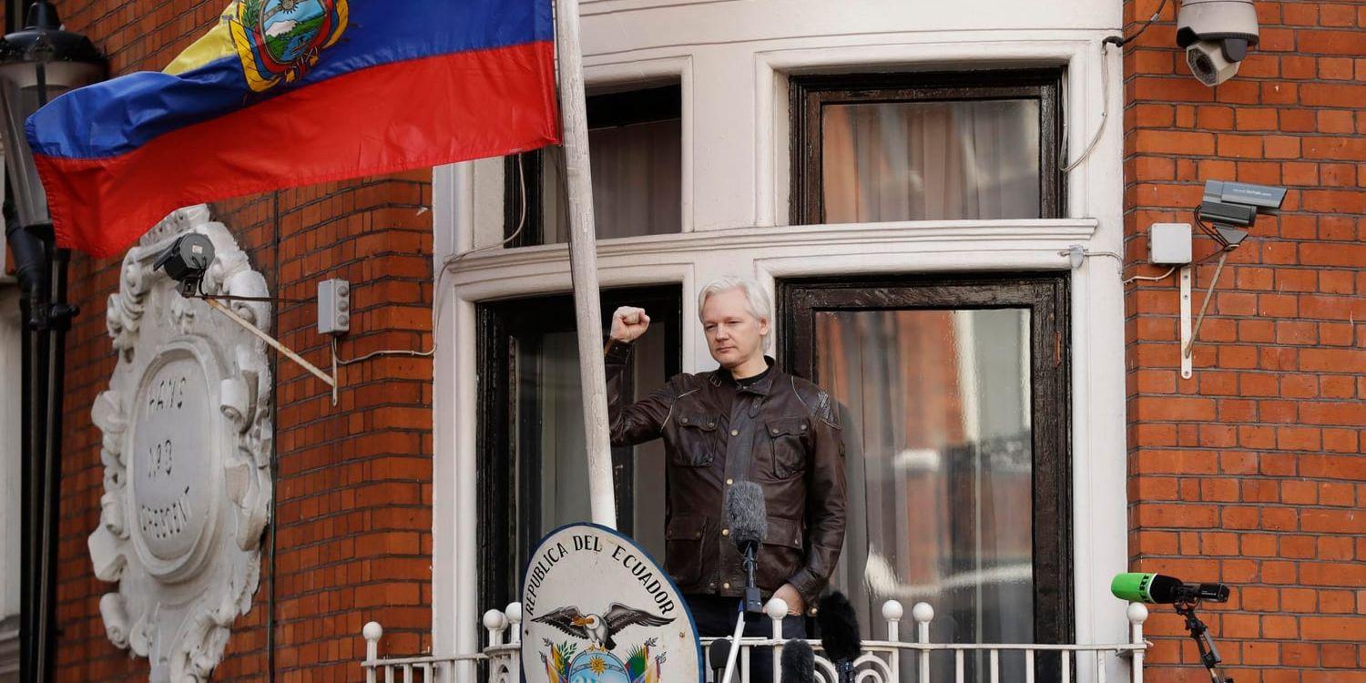 Wikileaks grundare Julian Assange på balkongen på Ecuadors ambassad i London. Arkivbild.