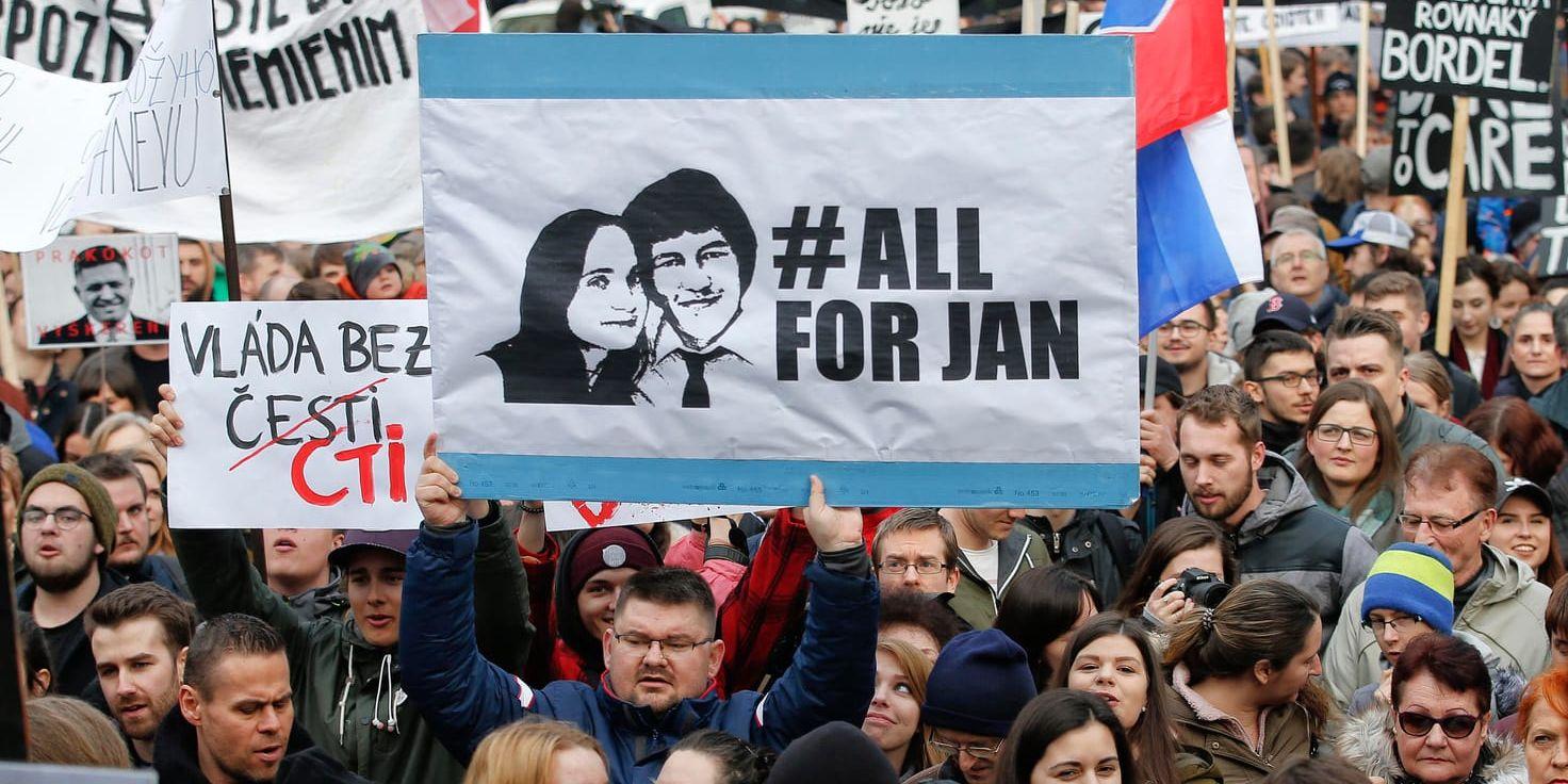 Demonstranter firar premiärminister Robert Ficos avgång i mars som utlöstes av journalistmordet i Slovakien. Arkivbild.